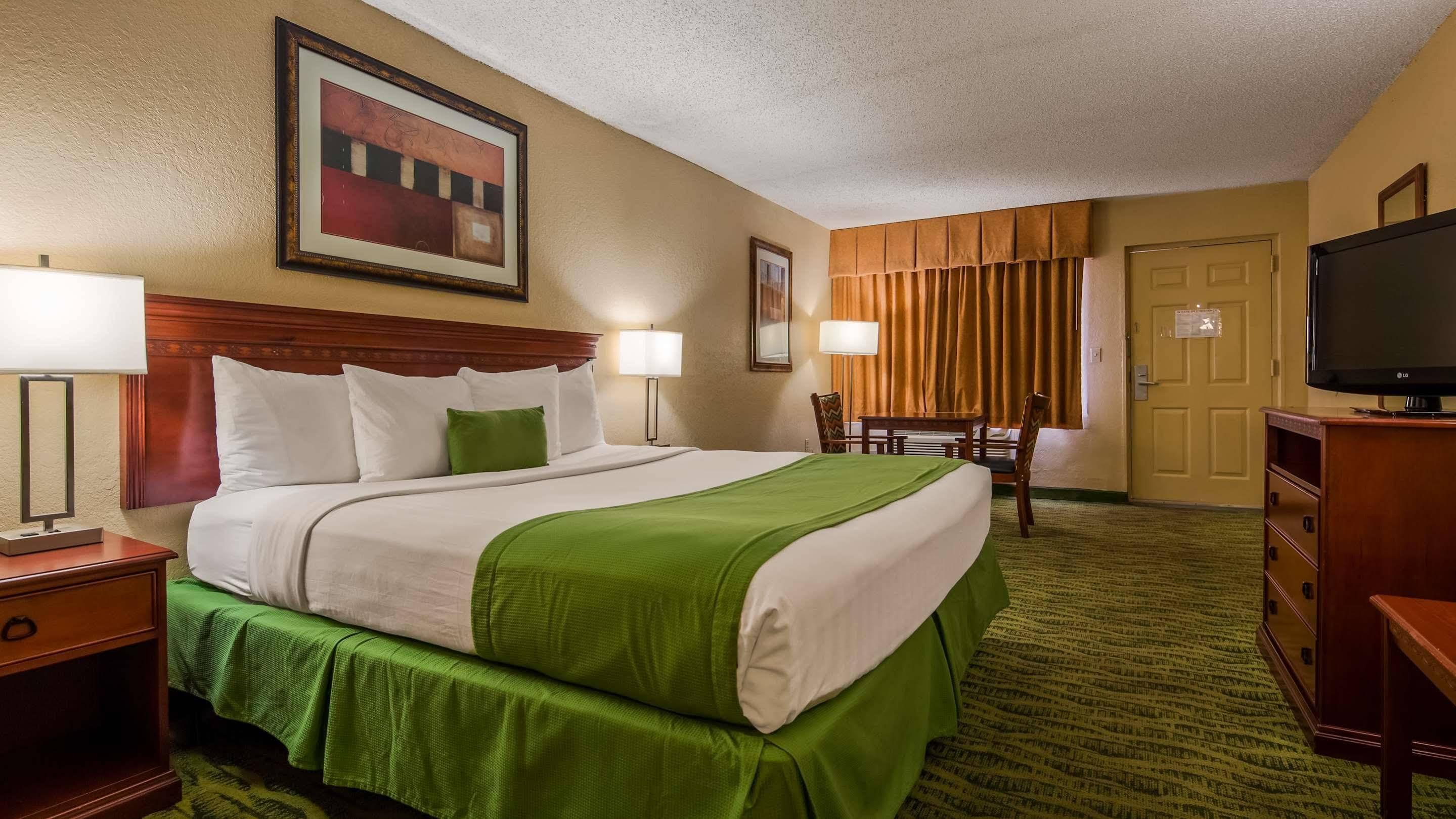 Hotel Baymont By Wyndham Orlando East 3*