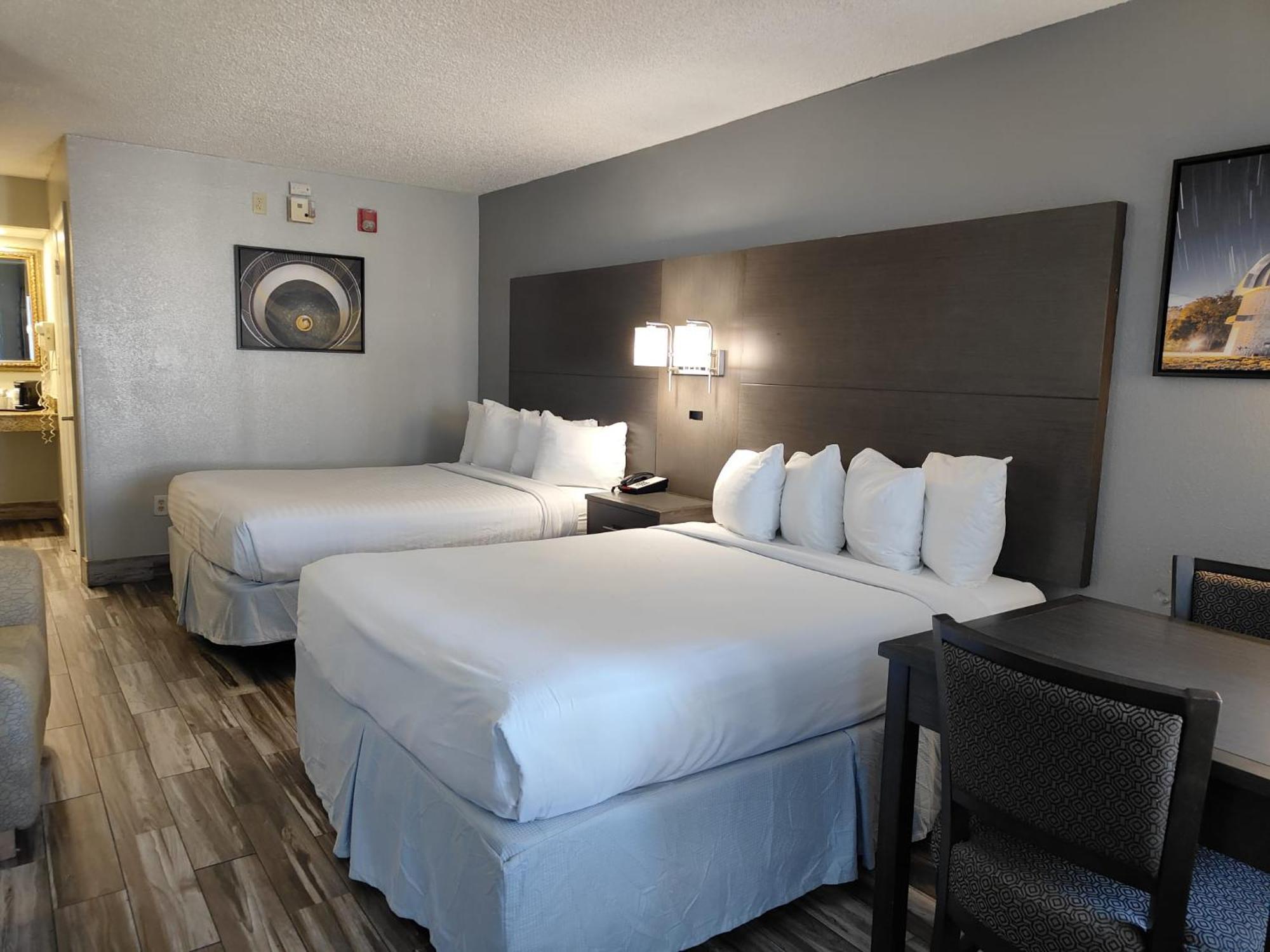 Hotel Baymont By Wyndham Orlando East 3*