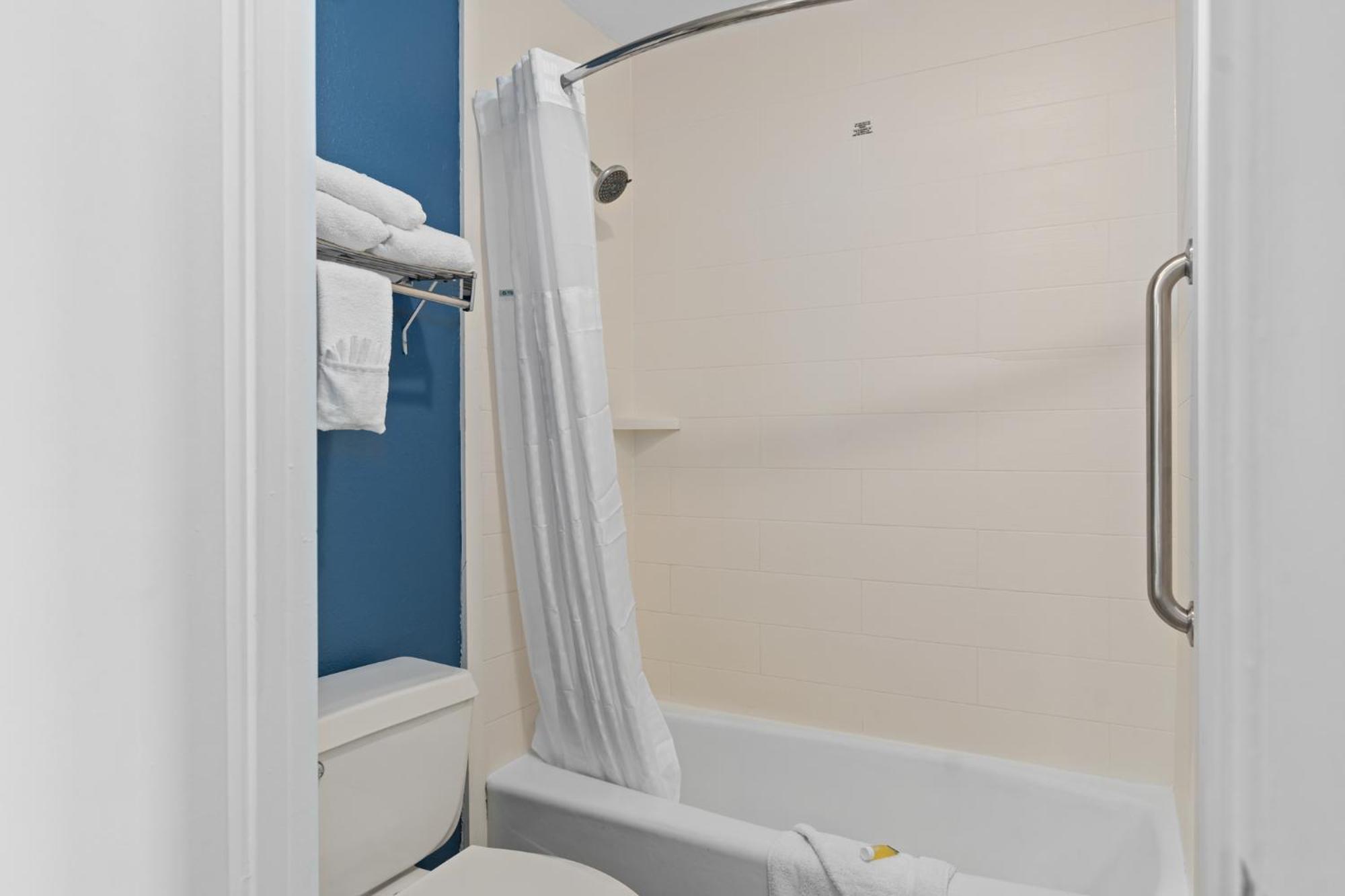 Hotel Baymont By Wyndham Orlando East 3*