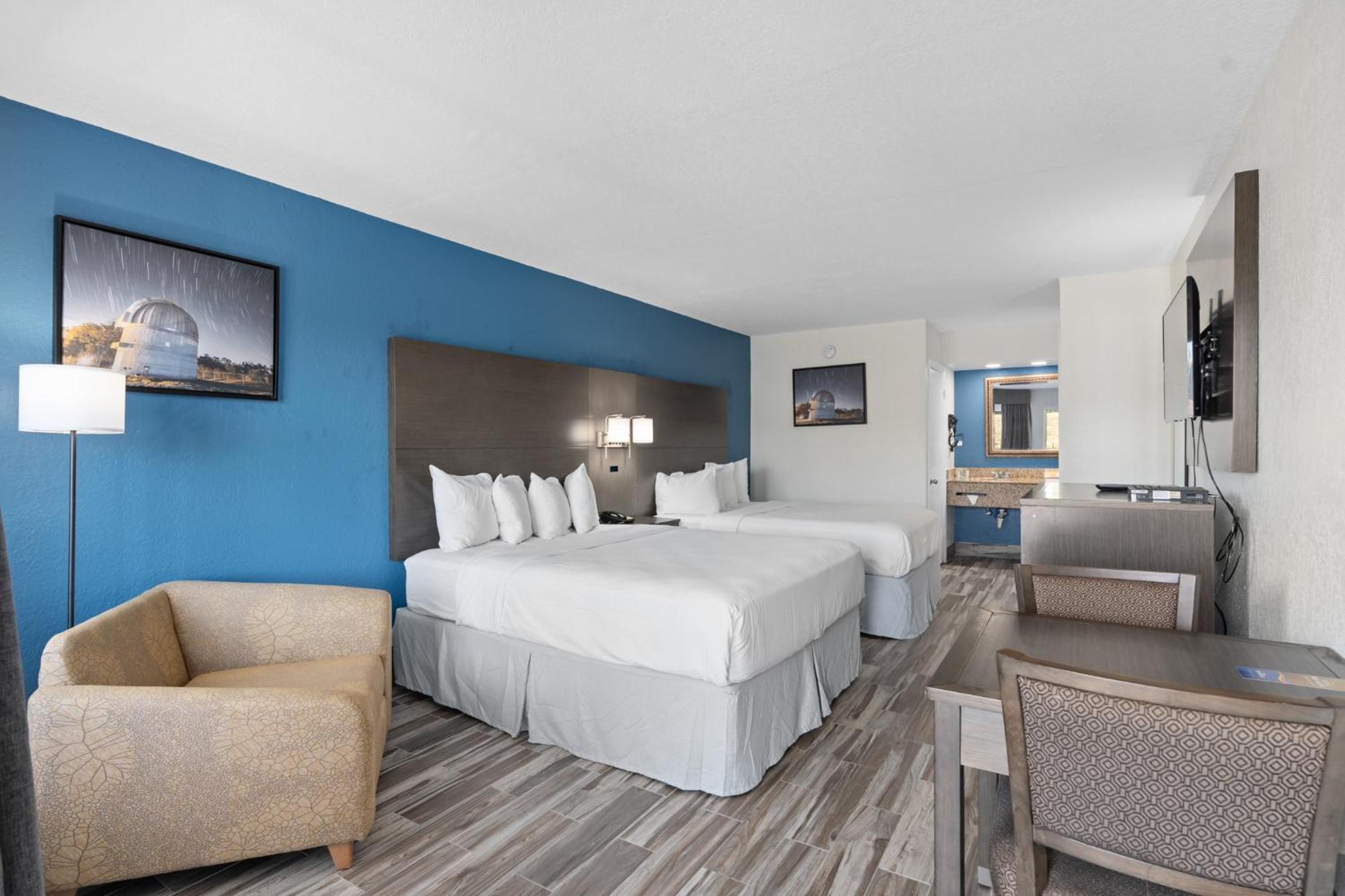 Hotel Baymont By Wyndham Orlando East 3*