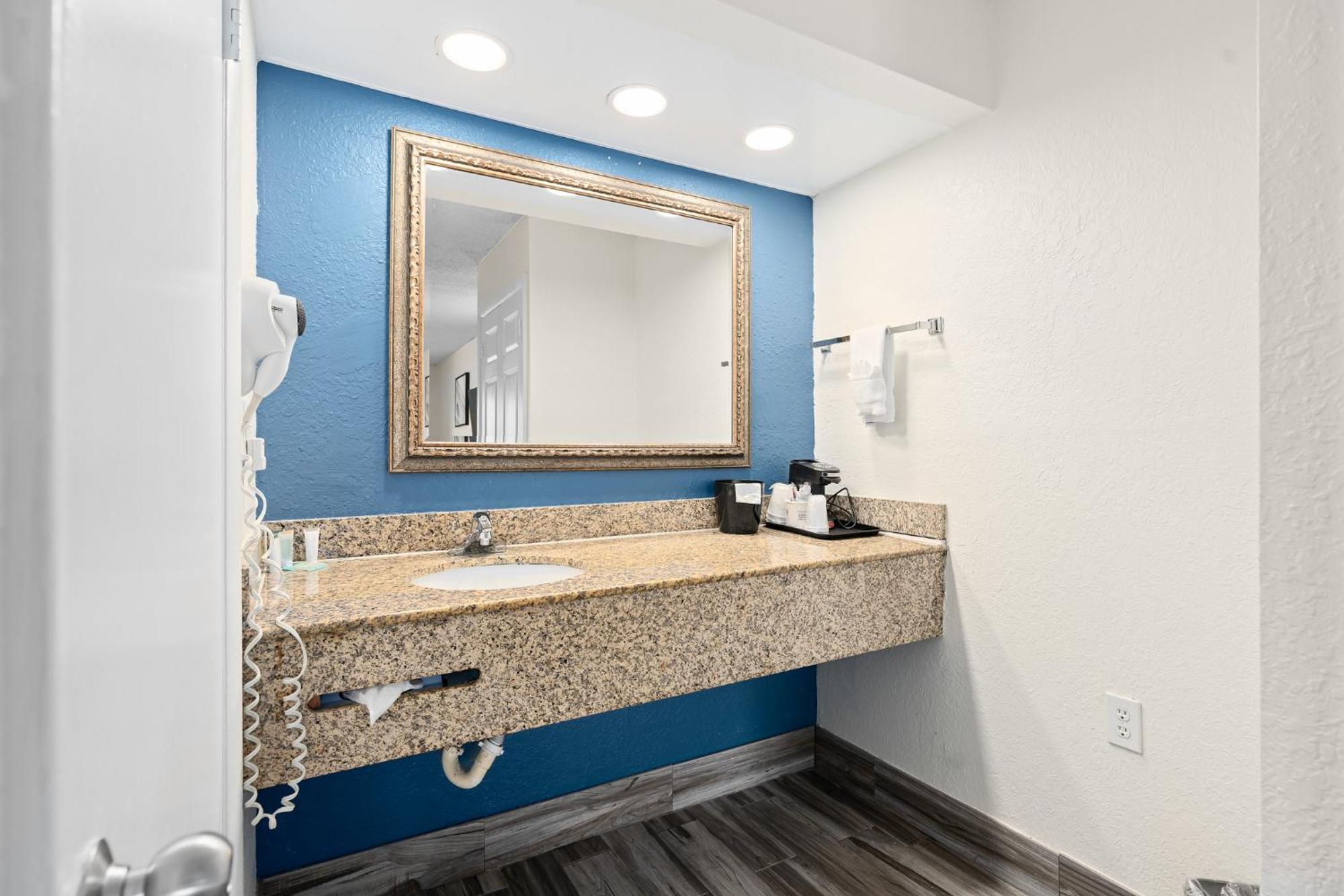Hotel Baymont By Wyndham Orlando East 3*