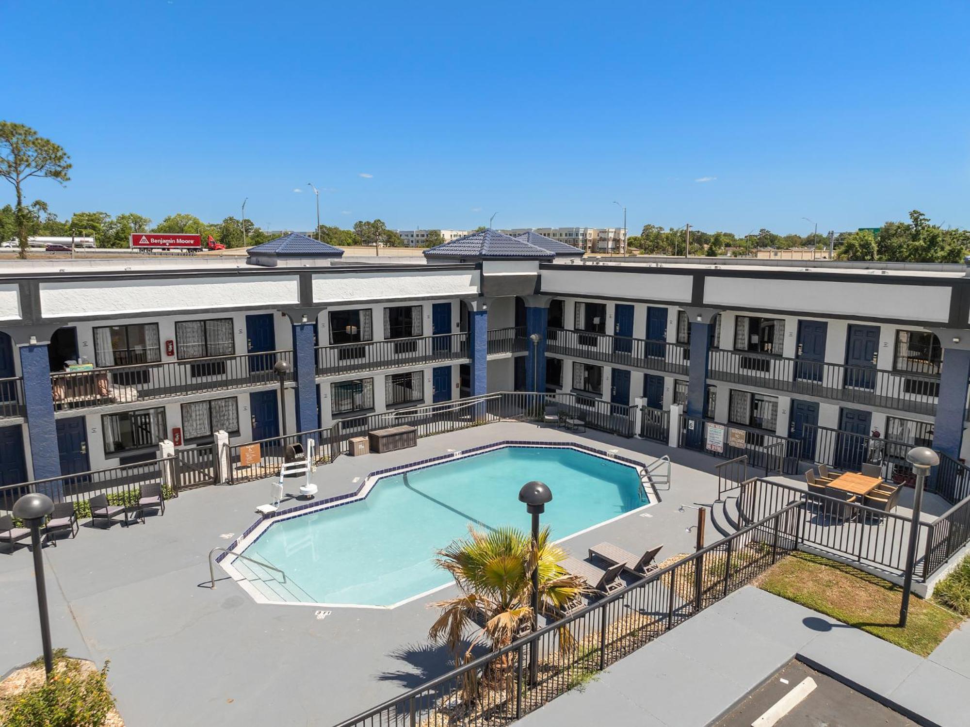 Hotel Baymont By Wyndham Orlando East 3*