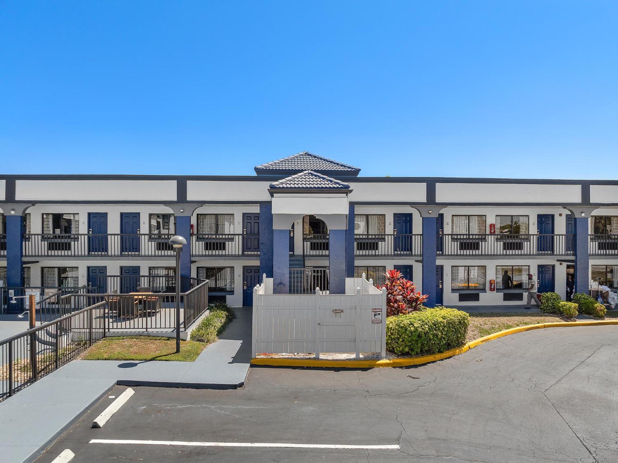 Baymont By Wyndham Orlando East 3*