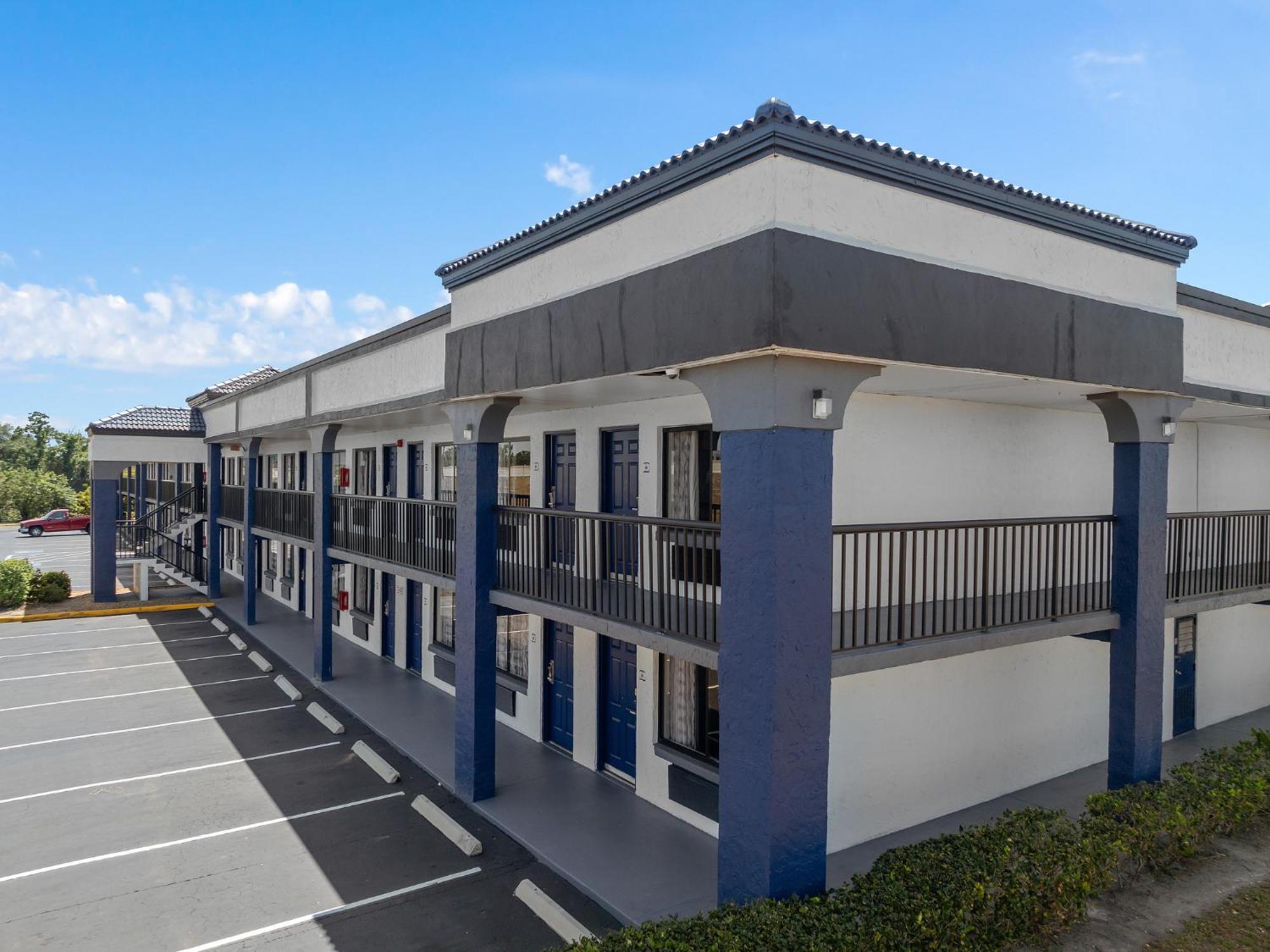 Hotel Baymont By Wyndham Orlando East 3*