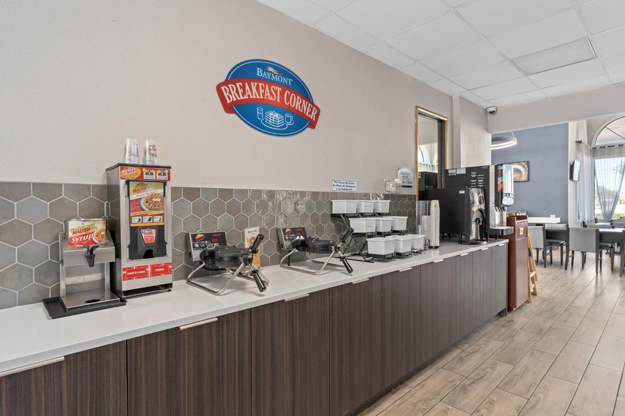 Hotel Baymont By Wyndham Orlando East 3*